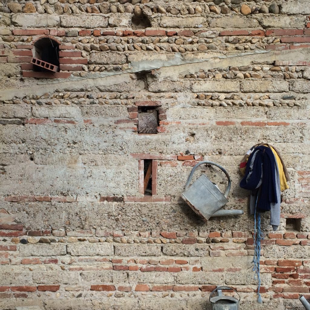 Composition d’un mur maçonné en région Tarn & Garonne en chaux, brique de ciment de chaux, galets et terre cuite.